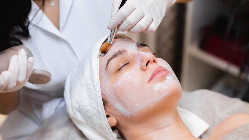 Quy trình làm sạch da kỹ lưỡng trước khi điều trị nám